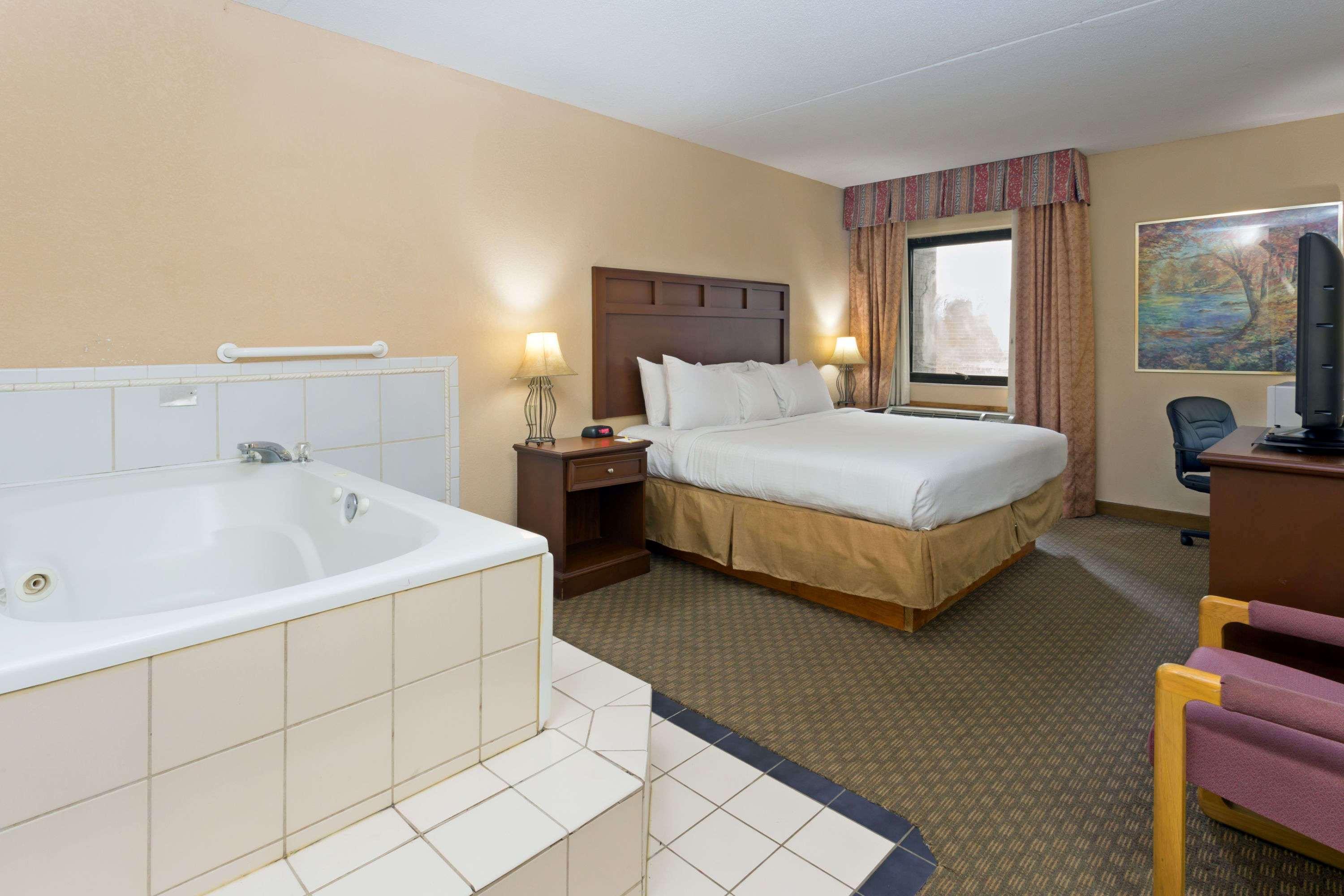 Days Inn & Suites By Wyndham Northwest Indianapolis Exteriör bild