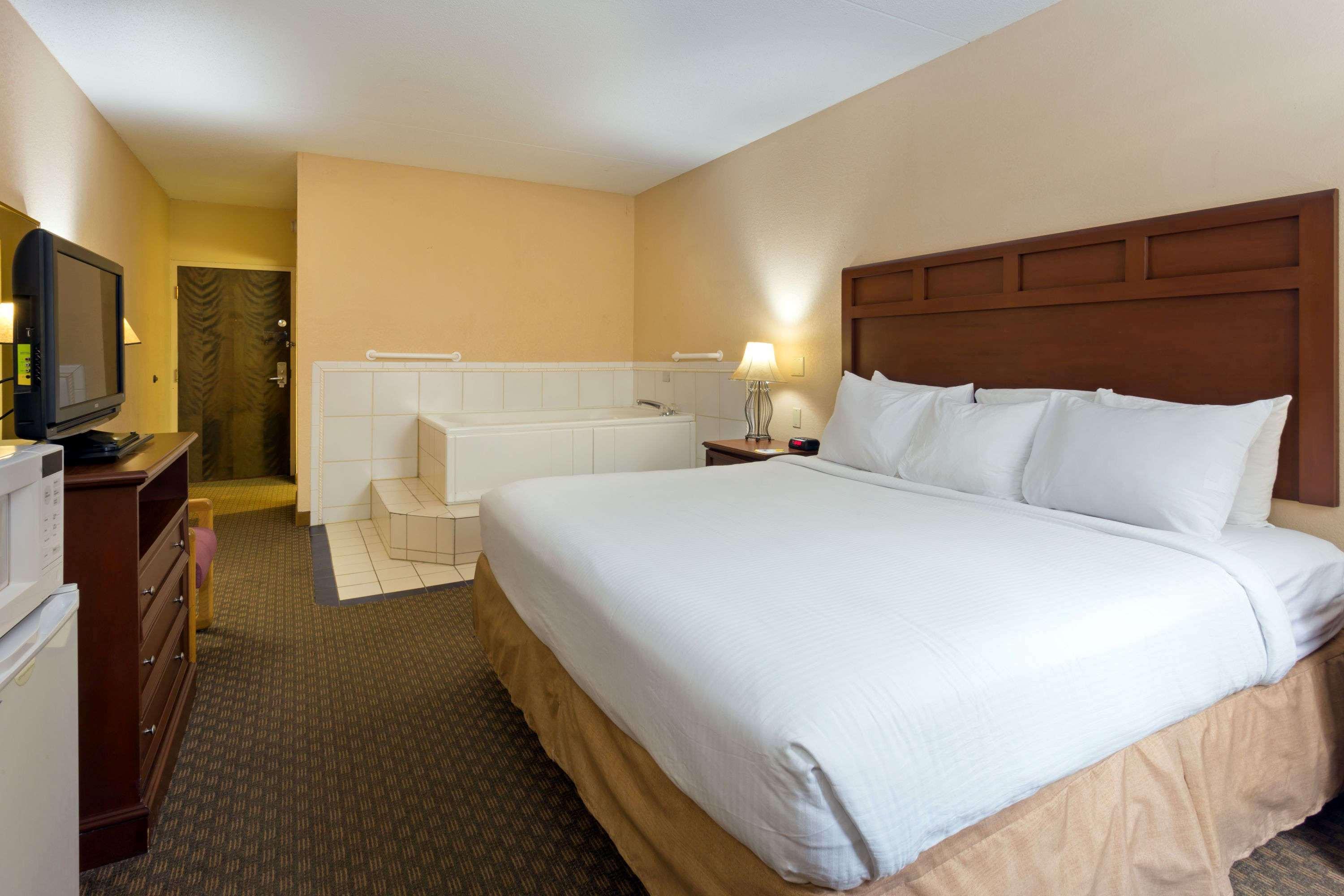 Days Inn & Suites By Wyndham Northwest Indianapolis Exteriör bild