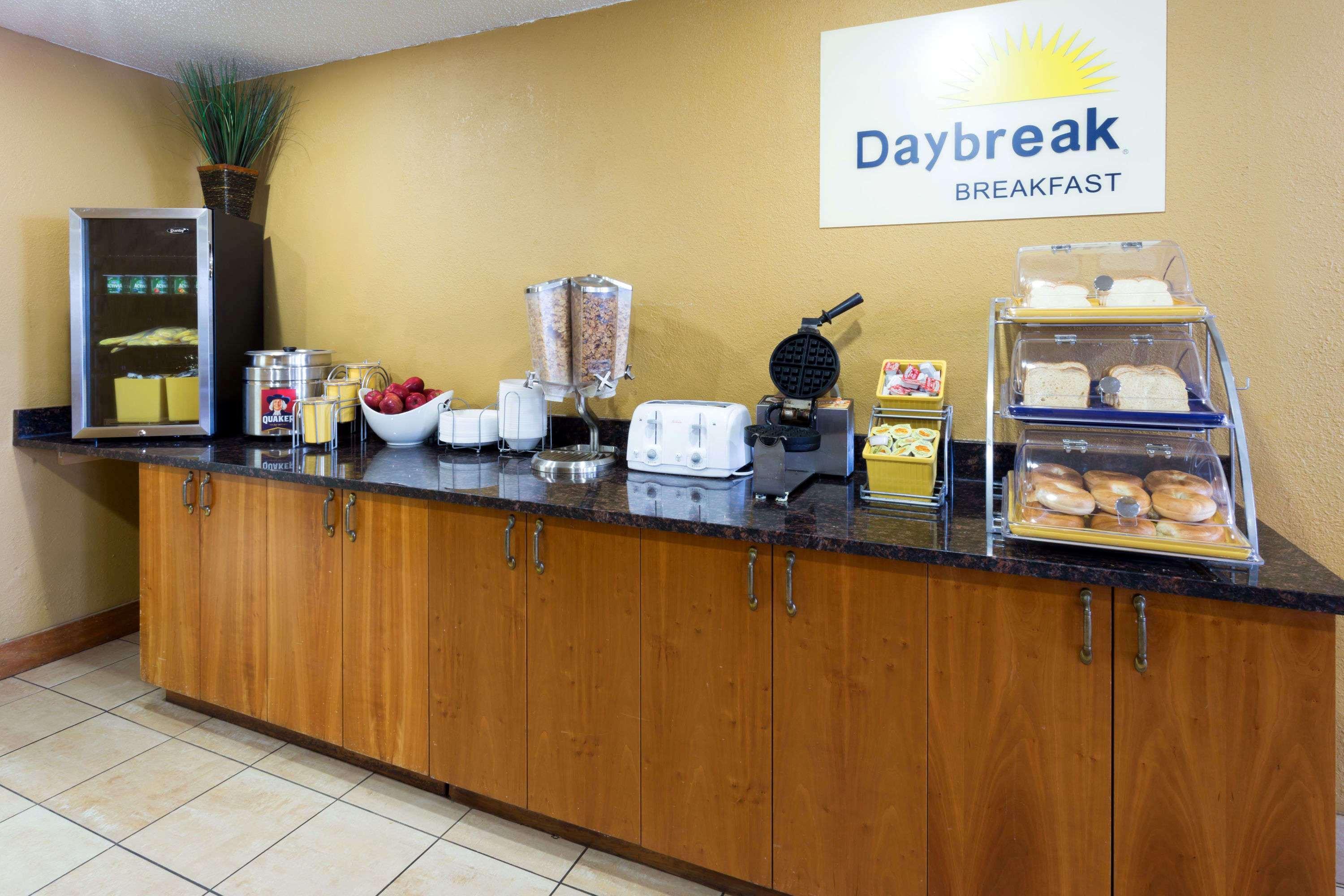 Days Inn & Suites By Wyndham Northwest Indianapolis Exteriör bild