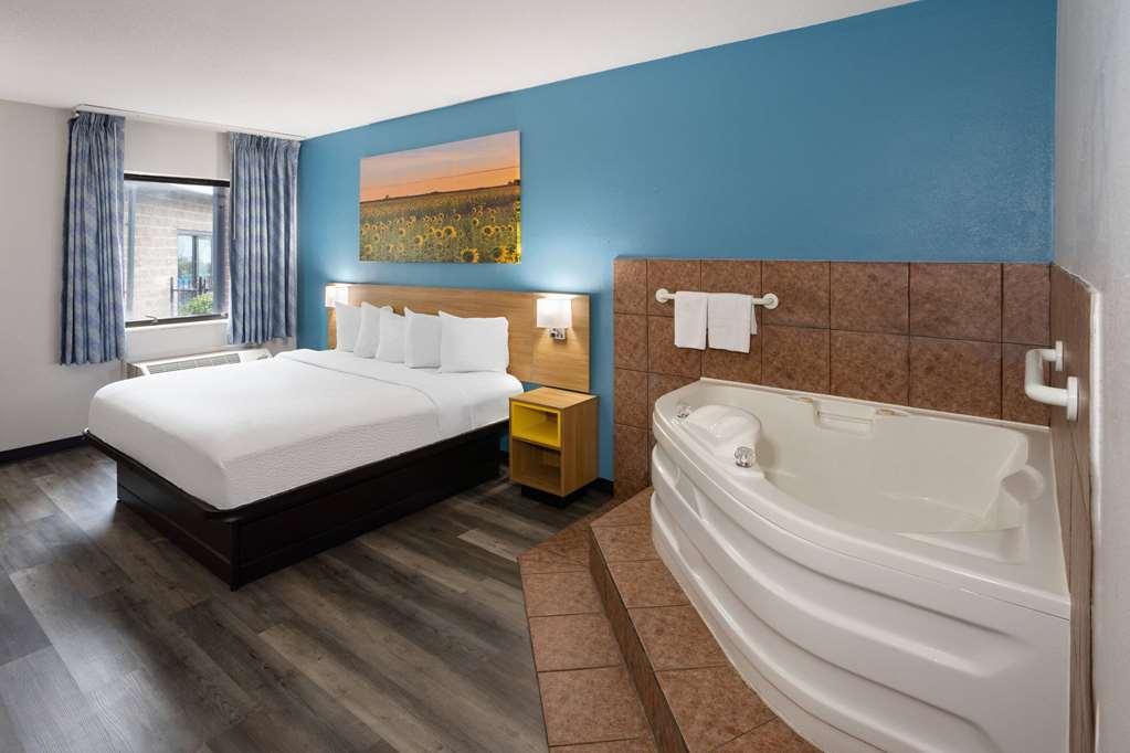 Days Inn & Suites By Wyndham Northwest Indianapolis Rum bild
