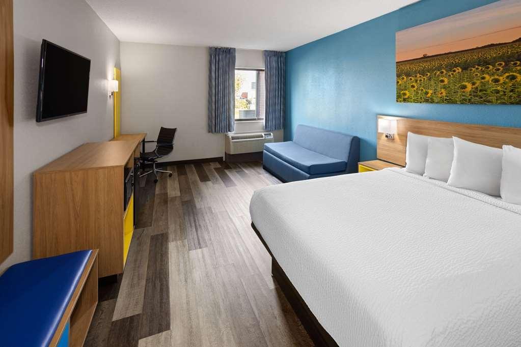 Days Inn & Suites By Wyndham Northwest Indianapolis Rum bild