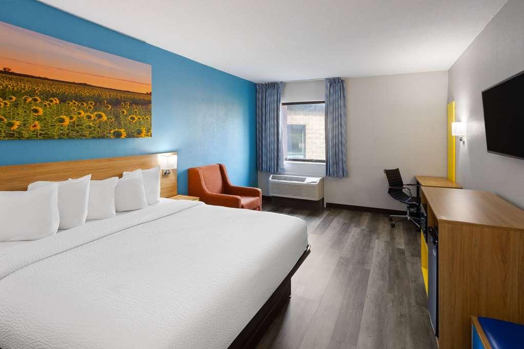 Days Inn & Suites By Wyndham Northwest Indianapolis Rum bild