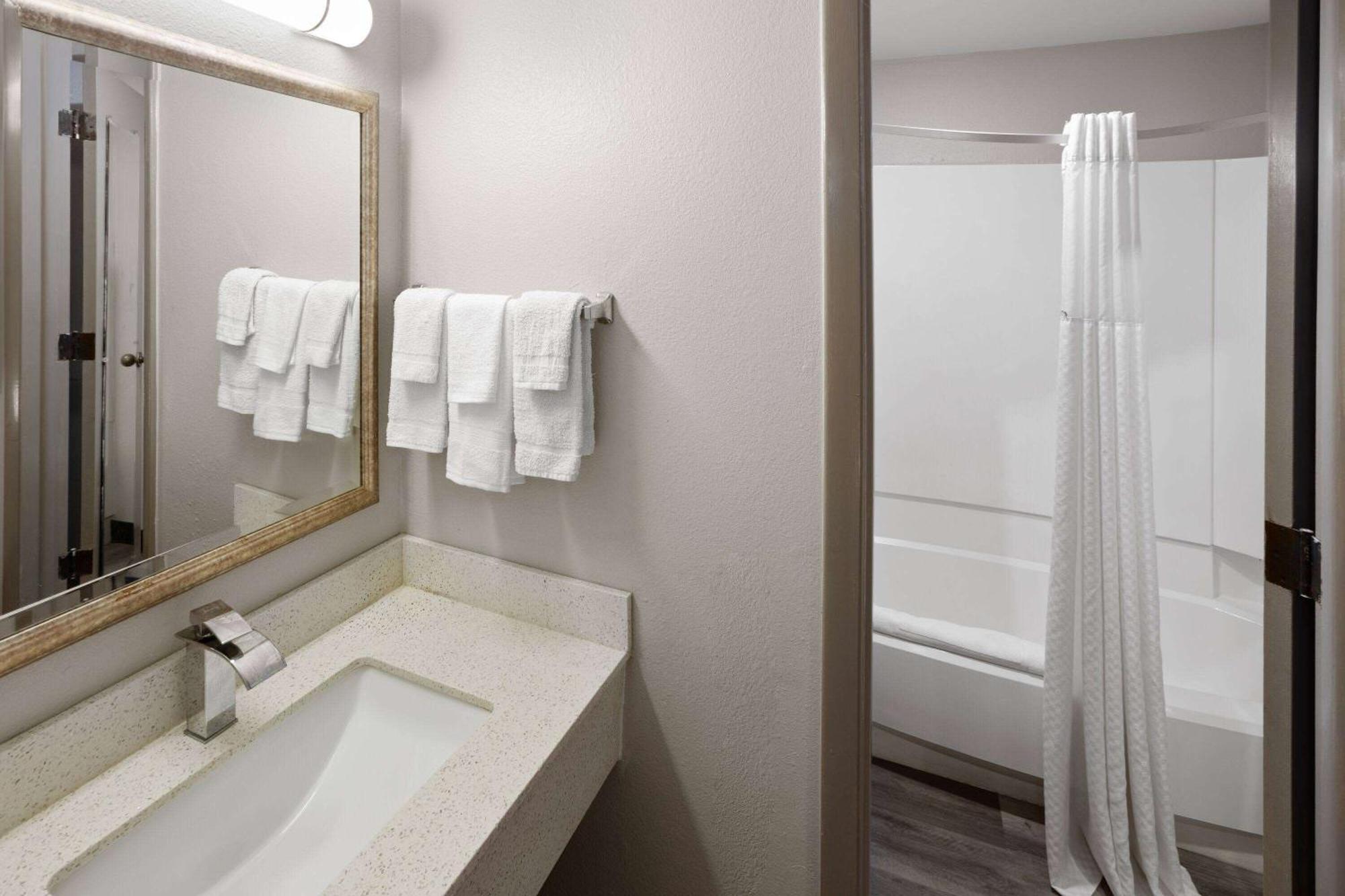 Days Inn & Suites By Wyndham Northwest Indianapolis Exteriör bild